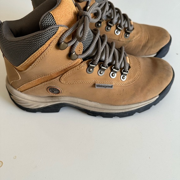 Youth ( big boy) Timberland waterproof hikers. Size 7 - Picture 2 of 7